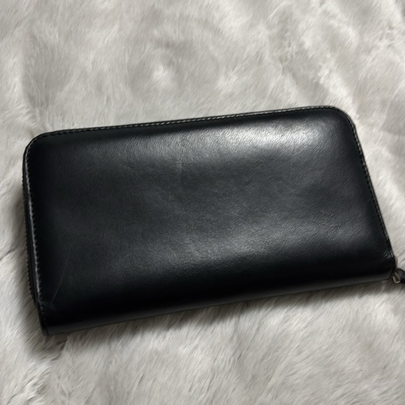 Fendi eyes zippy wallet - Picture 2 of 9